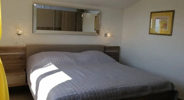 Apartment Penthouse by the sea - Vrboska - Island Hvar, Забронировать Апартаменты/квартира Отели Врбоска с парковкой, рядом с Частный Пляж «Виллы Эмма», Парковка