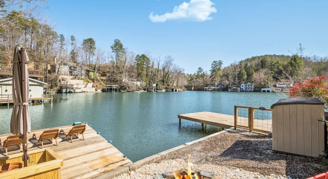 Lakefront 4BR w Screened Porch, Забронировать Дом для отпуска Виллы Лейк-Лур, рядом с Озеро Лур, Вилла