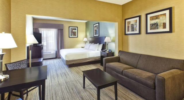 Двухместный люкс Country Inn & Suites by Radisson Benton Harbor-St Joseph MI