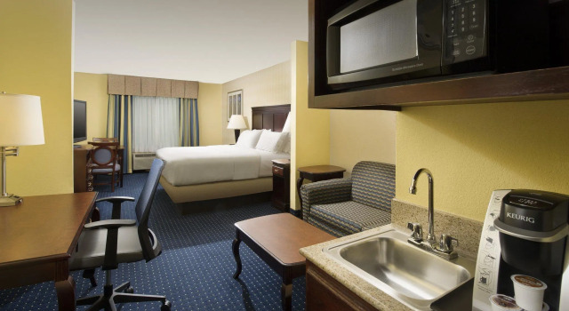 Люкс Holiday Inn Express & Suites San Antonio West Sea World Area by IHG