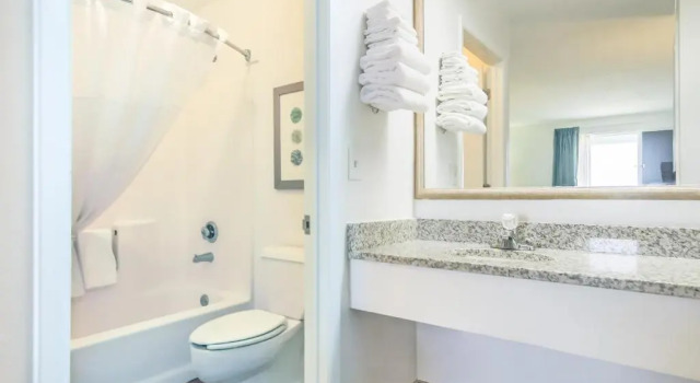 Четырёхместный номер Standard Surf & Sand Hotel