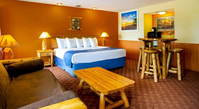 Deluxe Doppel Suite Days Inn & Suites by Wyndham Stevens Point