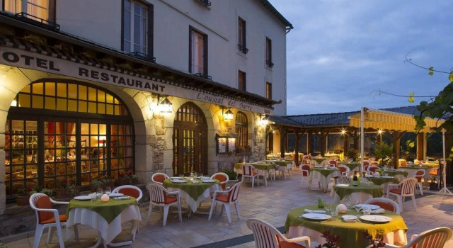 LOustal Del Barry, Book Hotel Najac Aveyron