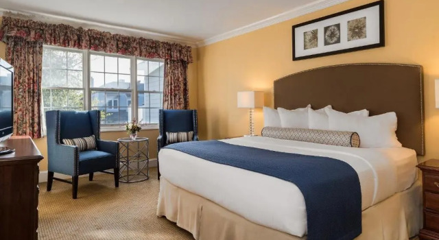 Полулюкс с балконом Waters Edge Resort & Spa