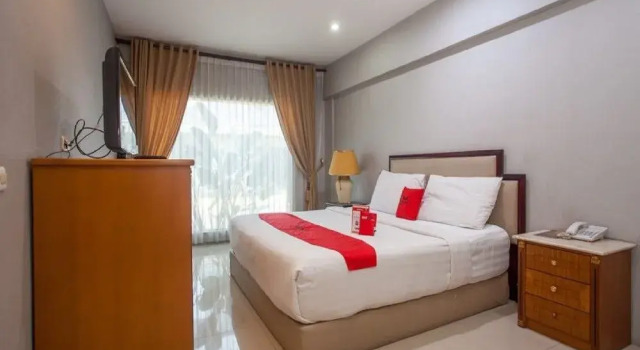 RedDoorz Plus @ HR Muhammad, Book Hotel 3-Star Hotels in East Java, 3*