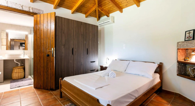 Petalidi Stone House With Garden Near the Beach, Rezerwuj Hotel Petalídhion 