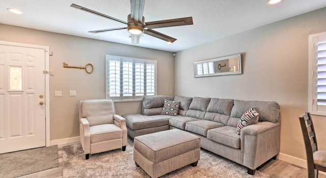 Stylish House w/ Patio, 8 Mi to Vegas Strip!, 예약 휴가용 주택 라스베이거스 네바다