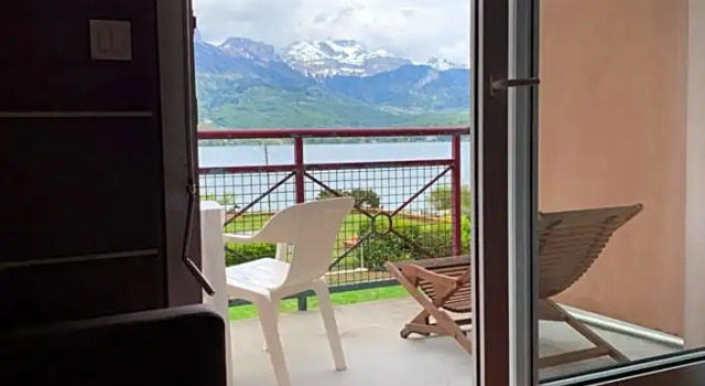 Семейный номер Standard с видом на озеро Hôtel Beauregard, The Originals Relais