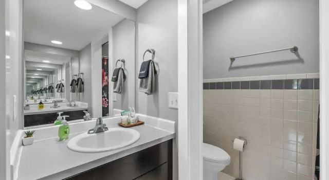 Апартаменты Charming 2-bedroom in the Heart of Clarksville, TN