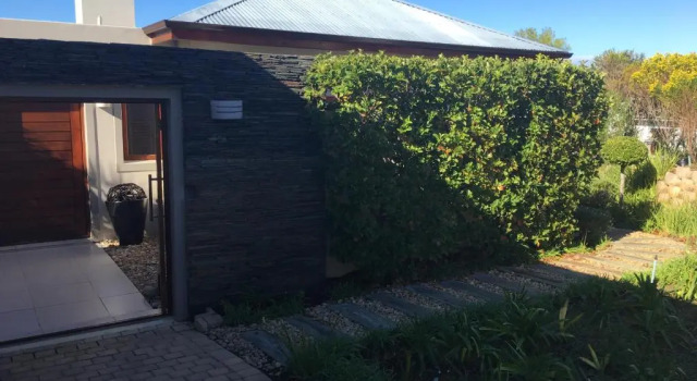 Коттедж с 3 комнатами Plettenberg Bay Getaway