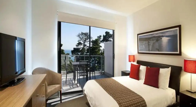 Студия с балконом и рядом с пляжем The Waves Apartments