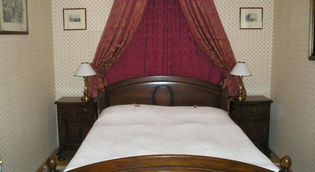 Hotel Zámek Štirín, Rezerwuj Hotel Hotele w Central Bohemia z parkingiem, Parking
