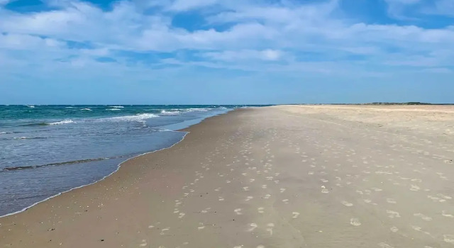 Апартаменты с 2 комнатами с балконом Emerald Isle Condo w/ Direct Access to Ocean!