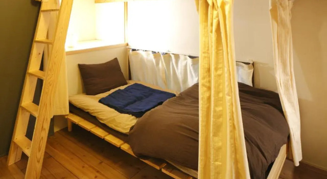 Кровать в общем номере Tokyo Hikari Guesthouse