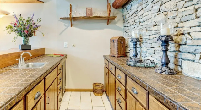 Luxe Poconos Pines Home w/ Beach + Amenities!, Book Feriehus Sommerhuse i Pennsylvania, Hytte