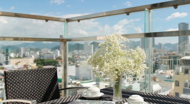 Четырёхместный номер Superior с балконом и с видом на город The Gold Coast Hotel Nha Trang