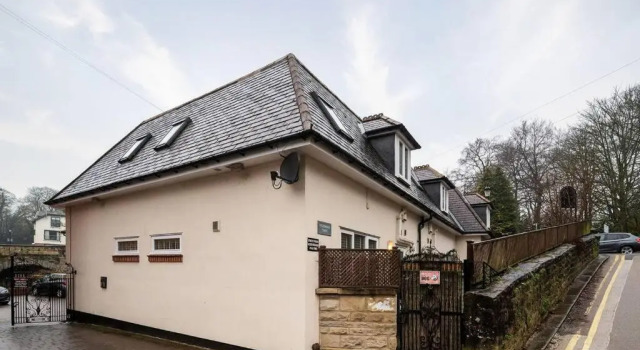 Stunning 2-bed Riverside Luxury Home with Free Parking for Small Car