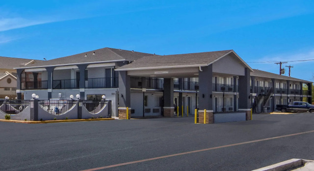 Super 8 by Wyndham Waco North I-35