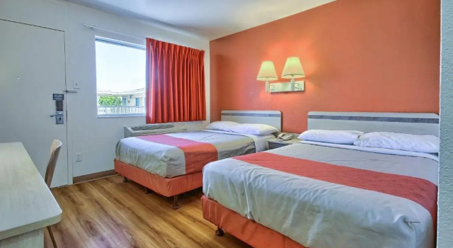 Четырёхместный номер Standard Motel 6-Tulare, CA