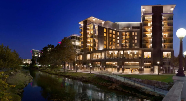 Номер Standard Embassy Suites by Hilton Greenville Downtown Riverplace