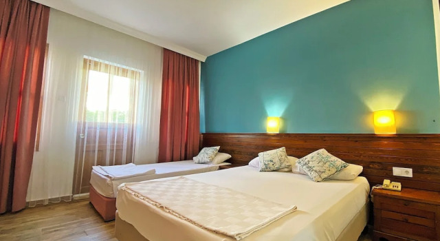Трёхместный номер Standard с балконом и с красивым видом из окна Zehra Holiday Village - Halal Concept