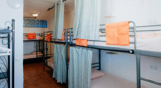 Кровать в общем номере Endless Summer Hostel