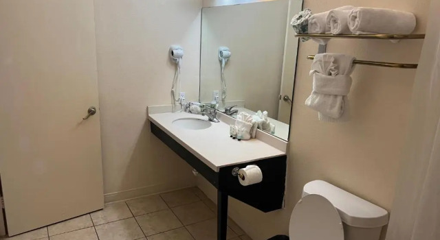 Четырёхместный номер Standard Sunchase Inn & Suites