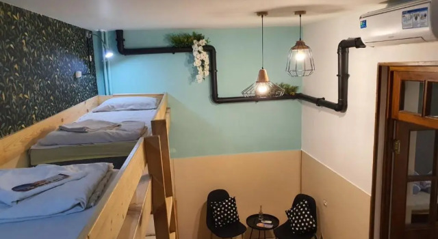 Camera Standard Envoy Hostel and Tours