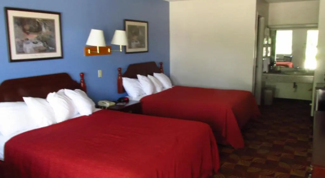 Четырёхместный номер Standard Americas Best Value Inn Celina