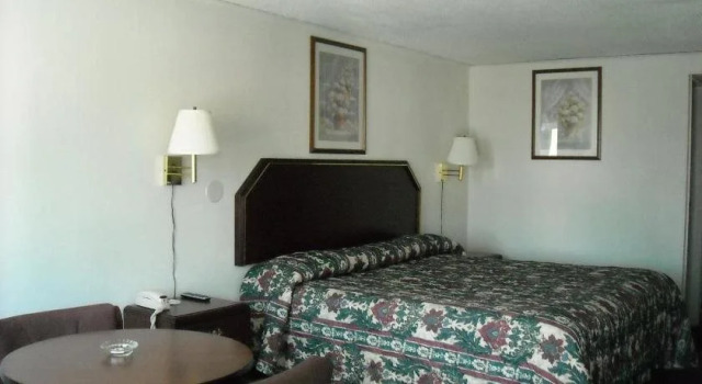 Red Carpet Inn Greensboro, Забронировать Отель Гринсборо Северная Каролина, рядом с Торговый центр Four Seasons