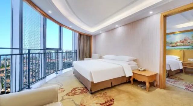 Люкс 48/2000  Vienna International Hotel (Yantai Jintan Beach Zhonghua Shopping Center)
