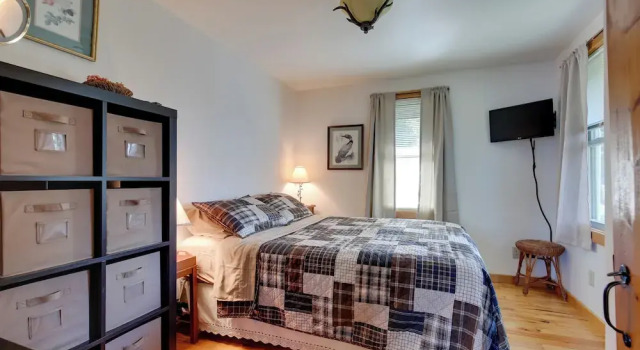 Коттедж Cozy Lakefront Cabin w/ Indoor Gas Fireplace!