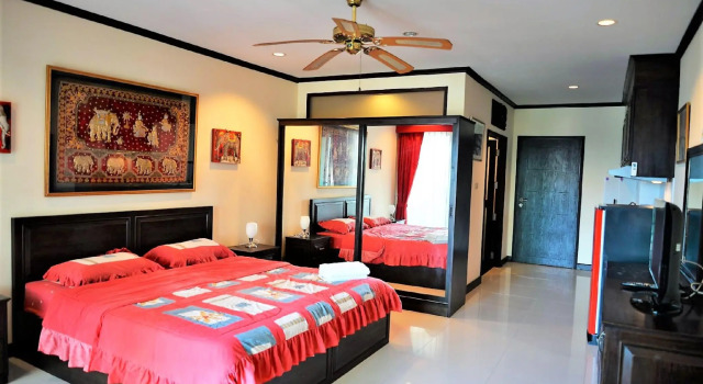 Jomtien Plaza residence with sea view, spa shower bath tub