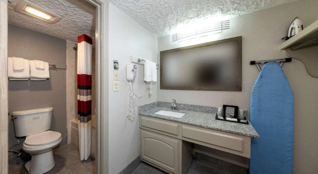 Четырёхместный номер Superior Red Roof Inn Monroe