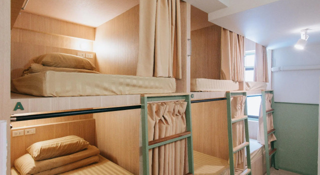 Кровать в общем номере Muan Hotel