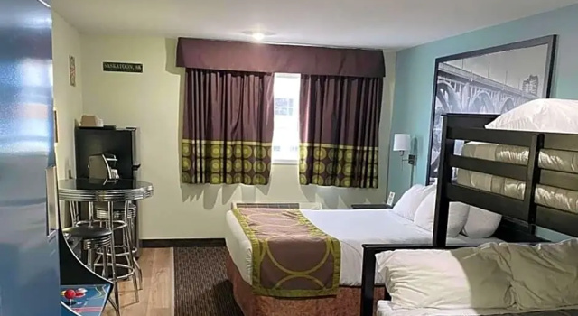 Шестиместный люкс Super 8 by Wyndham Saskatoon Near Saskatoon Airport