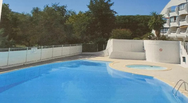 Studio Cabine Dans Residence Avec Piscine, Réserver Appartement Hôtels à Camargue avec parking, Parking