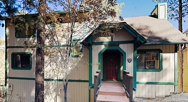 New Listing! Wooded , Decks & Sledding Hill 4 Bedroom Home, Reserva ahora Casa o chalet Blue Jay California