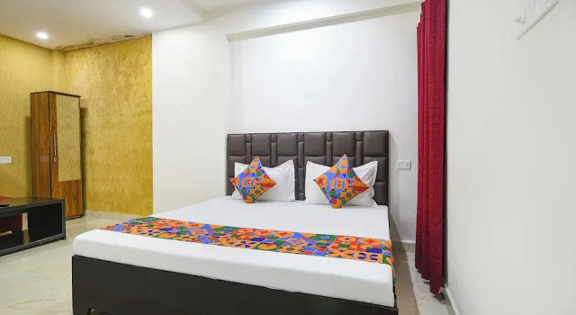 Номер Deluxe FabHotel Parijat
