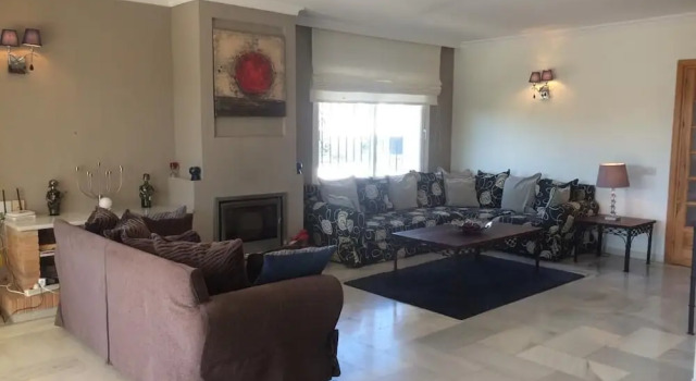 Spacious 5 bed Villa With Private Garden and Pool Close to Puerto Banusmarbella, Забронировать Вилла Марбелья Коста-дель-Соль, рядом с Поле для гольфа Los Naranjos