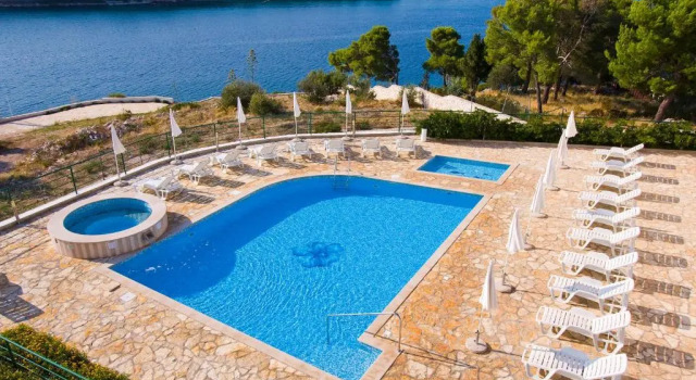 Апартаменты Цокольный этаж Apartment Milna - with Swimming Pool & Amazing Seaviews, above Bijaka Beach