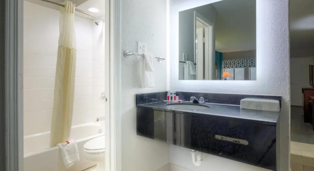 Четырёхместный люкс Days Inn by Wyndham Mobile I-65