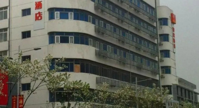 Home Inn Suzhou University Branch, Book Hotel Hoteller i Suzhou med parkering, Parkering