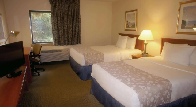 Четырёхместный номер Standard La Quinta Inn by Wyndham Indianapolis Airport Executive Dr