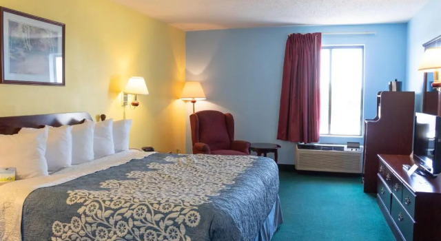 Двухместный номер Deluxe Days Inn by Wyndham Battlefield Rd/Hwy 65
