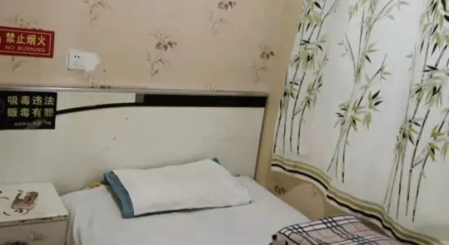 Номер Economy Yuzhong Hotel