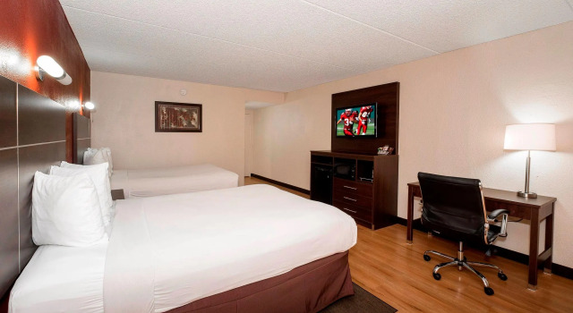 Четырёхместный номер Superior Red Roof Inn PLUS+ & Suites Knoxville West - Cedar Bluff