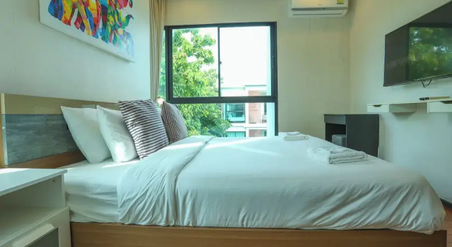 Chic Condo Just 100m from the Shore c130