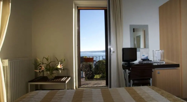 Двухместный номер Standard с балконом и с видом на озеро Hotel Lido di Angera