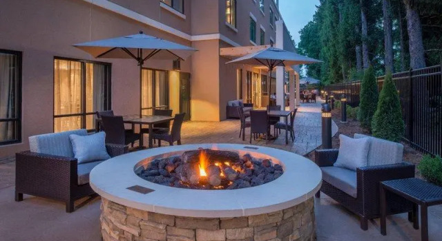 Кровать в общем номере Courtyard by Marriott Hershey Chocolate Avenue
